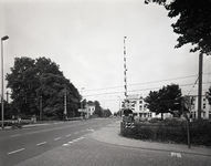76526 Gezicht op de spoorwegovergang bij de Biltstraat in de Oosterspoorweg te Utrecht; uit hetnoordoosten met rechts ...
